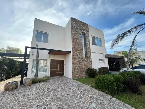 VENTA CASA 7 AMBIENTES - LA CAÑADA DEL PILAR BARRIO LOS ROBLES