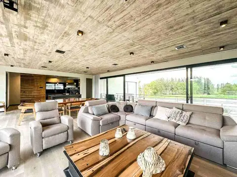 Casa 7 ambientes con 5 baños