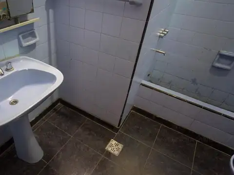 Venta casa 3 ambientes con local y deposito en San Justo.