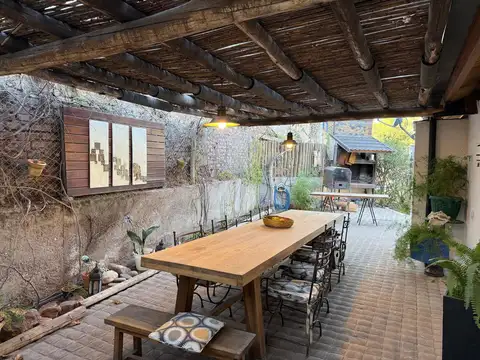 Casa en Alquiler con 2 cocheras