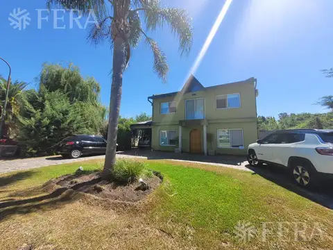 Venta Casa de 4 ambientes con fondo libre en Village del Parque - Berazategui