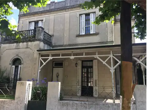 VENTA CASA  5 AMB. PILETA JARDIN BERNAL