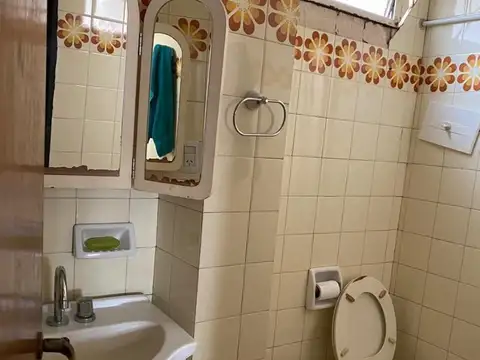 Departamento 2 dormit a la calle.Living comedor,cocina separada,baño.Balcón a la calle.Paraguay 100