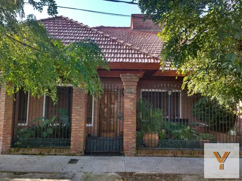 Casa en venta - 3 Dormitorios 2 Baños - 283Mts2 - La Plata
