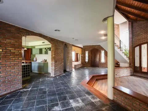 Casa 7 ambientes con 4 baños