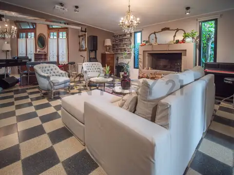 Casa 10 ambientes con 3 baños