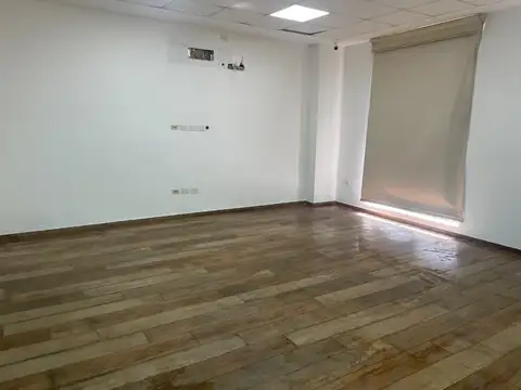 Excelente local a metros de Plaza Miserere