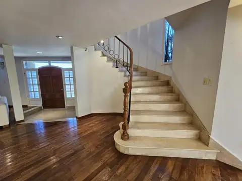 Casa 9 ambientes con 4 baños