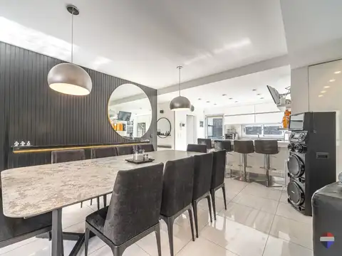 Casa en Venta con 4 cocheras