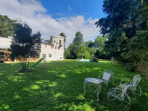 Casa con gran parque en Urquiza al Oeste