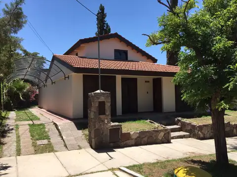 Casa en Venta Dalvian, 4 Dorm, 2 Baños, Jardín, Cochera Pasante