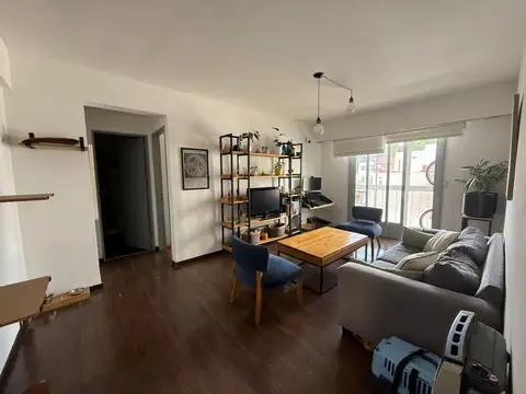 2 amb. Contrafrente con balcón corrido. Cocina separada con lavadero. Con Renta. Por escalera