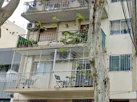 2 amb. Contrafrente con balcón corrido. Cocina separada con lavadero. Con Renta. Por escalera