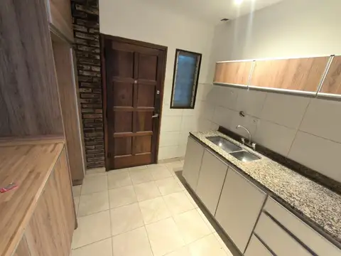 Casa en Alquiler con 2 cocheras