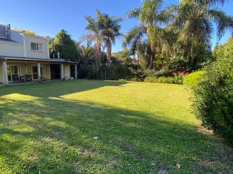 Casa 5 Ambientes en Los Jazmines Pilar del Este. Apta Crédito. Jardín y Galería.