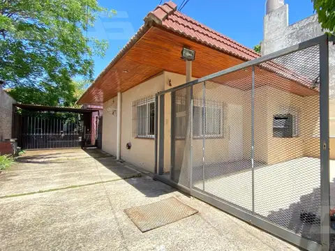 Casa Ph 3 ambientes - 2 dormitorios - Baño - Cochera - Ituzaingó norte