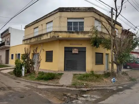 Excelente propiedad  en venta con 3 departamentos, 2 cocheras y un local