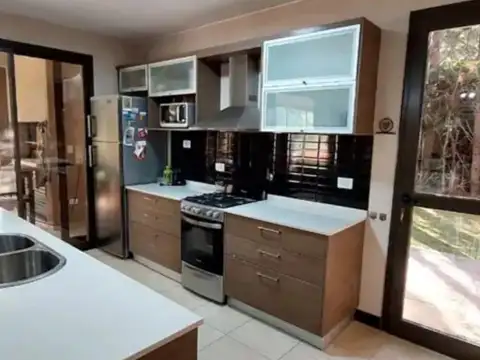 Casa en Alquiler con 1 cochera