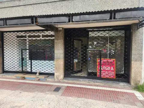 Local en avenida de alto tránsito con vidriera – Lanús