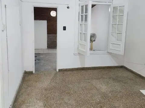 Local en avenida de alto tránsito con vidriera – Lanús