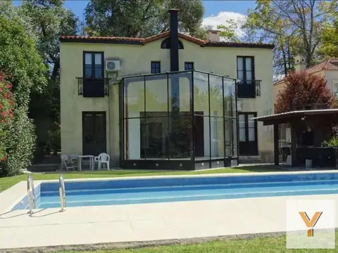 Casa en venta - 4 Dormitorios 6 Baños - 900Mts2 - Luján