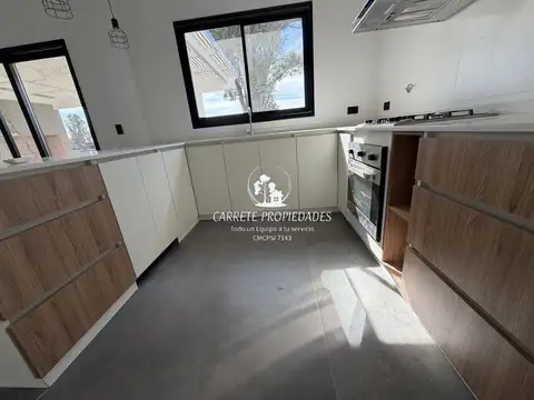 Casa en venta Moderna de 4 ambientes. Barrio Santa Sofia. Pilar