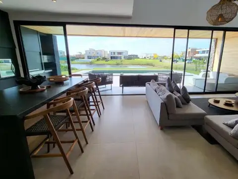 Casa en Alquiler con 2 cocheras