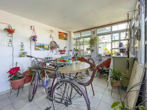 Casa 8 ambientes con 2 baños