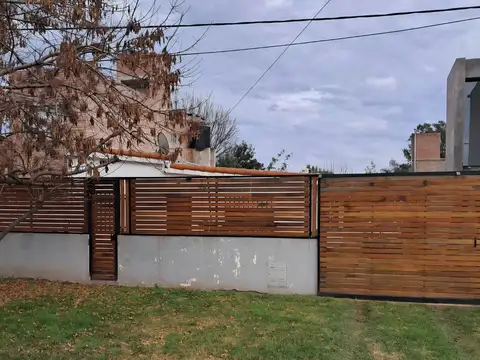 FUNES - Casa 2 dorm. piscina. parrillero. cochera. muy buena ubicacion