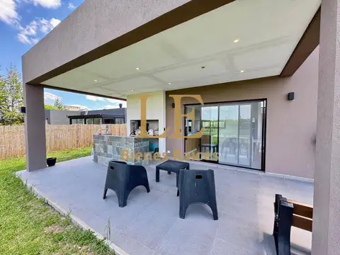 Casa 5 ambientes con 4 baños