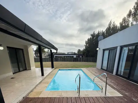 Venta casa 4 dorm Colinas de Carrasco piscina 