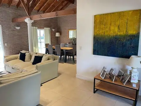 Venta - Casa en Club de Campo de Golf las PRADERAS DE LUJÁN