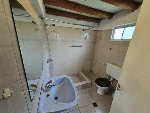 Cómoda casa en PH de tres ambientes, en dos plantas, con entrada pasante de auto y jardín libre.