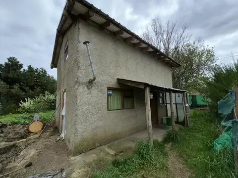 Cómoda casa en PH de tres ambientes, en dos plantas, con entrada pasante de auto y jardín libre.