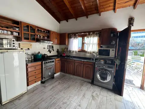 Casa 4 ambientes con 2 baños