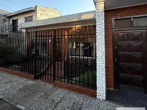 HERMOSA CASA EN CASTELAR NORTE 3 AMBIENTES