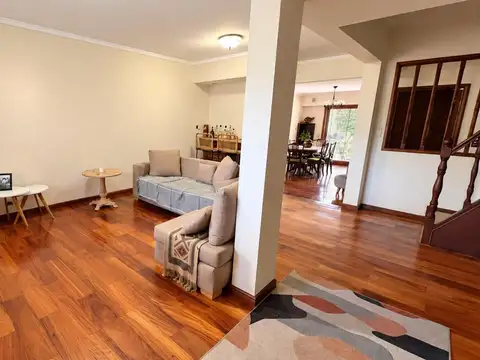 CASA 6 AMBIENTES CON JARDÍN, QUINCHO, COCHERA, PISCINA y DEPENDENCIAS EN VENTA EN VILLA DEL PARQUE