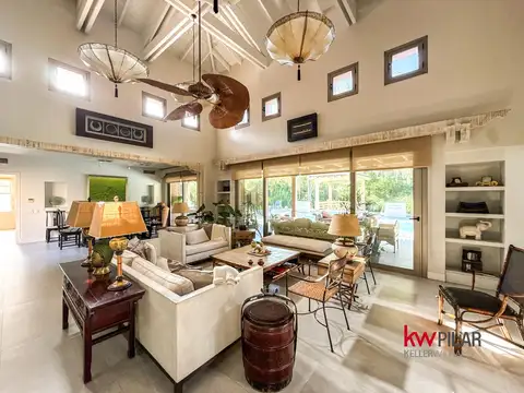 Casa en Venta con 2 cocheras
