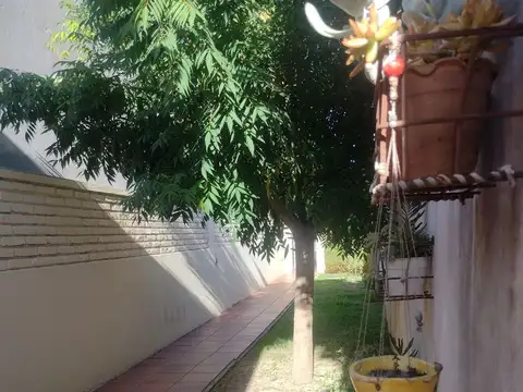 Casa 6 ambientes con 2 baños