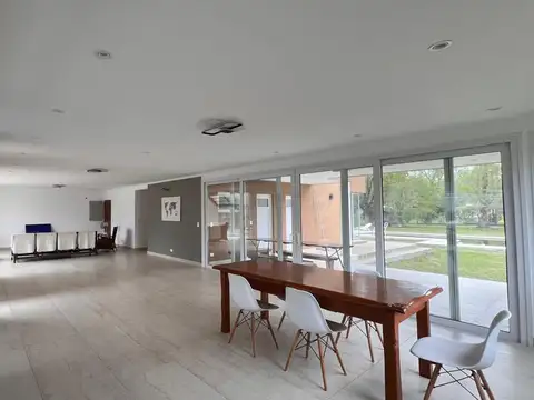 Casa 6 ambientes con 4 baños
