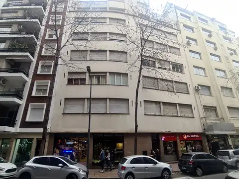 Esmeralda al 1200 y Juncal, Retiro. Piso 3. Semipiso al frente. 125 m2 totales y cubiertos Living y Comedor y Escritorio o Segundo dormitorio. Suite grande. Toilette. Cocina grande. Excelente estado. Apto crédito
