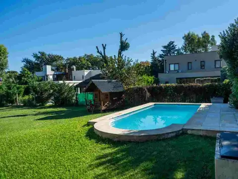 CASA EN VENTA 4 AMB C/PILETA, EL CARMENCITO.