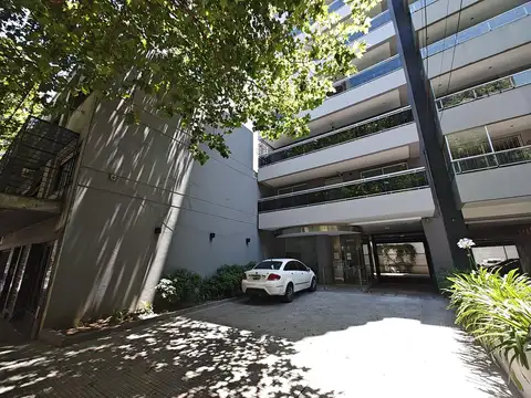 Dos ambientes al frente en un cuarto piso.