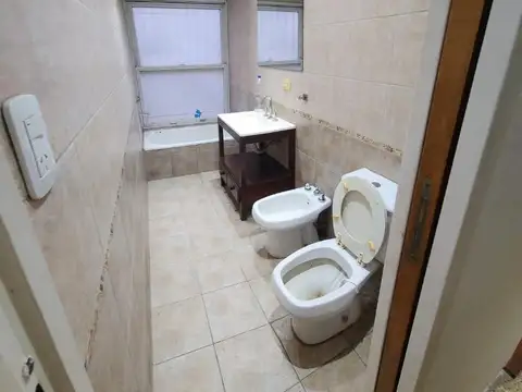 EXCELENTE CASA DE 3 AMBIENTES CON COCHERA