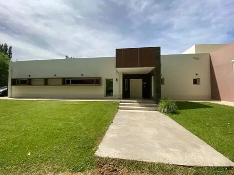 Casa en Venta en Plottier, USD 430.000