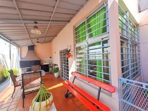 Casa 5 ambientes con 2 baños