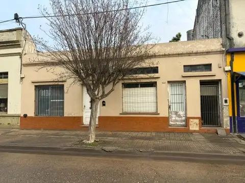 Amplia casa con local en zona comercial
