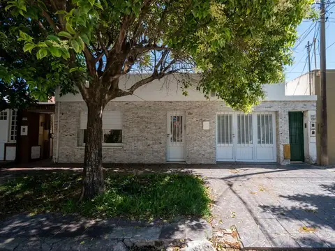 Venta casa 2 dormitorios cochera y patio.