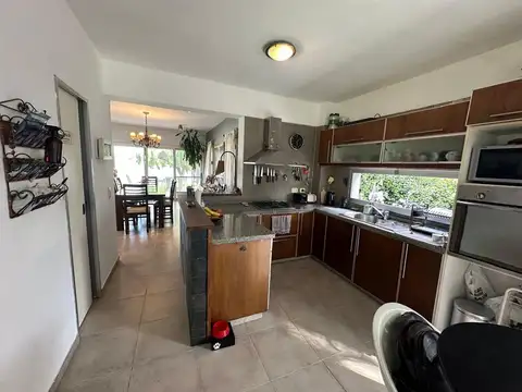 Casa 6 ambientes con 2 baños