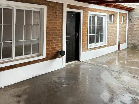 Casa en Alquiler con 2 cocheras